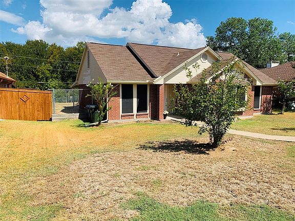 2nd image of 718 Oakbrook Ln