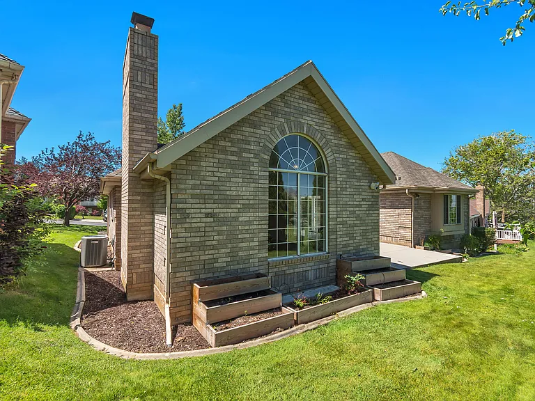 1241 Cambridge Ct — Photo 44
