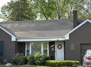 1151 Torrey Rd, Grosse Pointe Woods, MI 48236