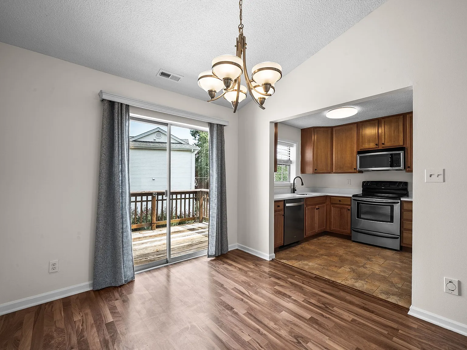 2 bed, 945 sqft, $1,800 — Photo 4