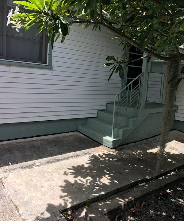 2nd image of 1584 Alencastre St