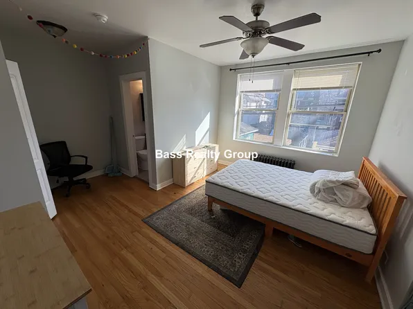 1353 W Greenleaf Ave #110, Chicago, IL 60626