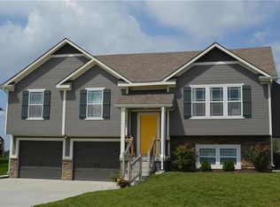 1202 10th Ter, Oak Grove, MO 64075