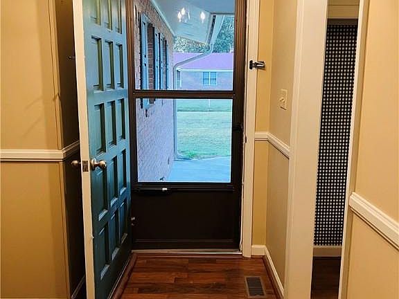 3rd image of 100 Arbor Ln