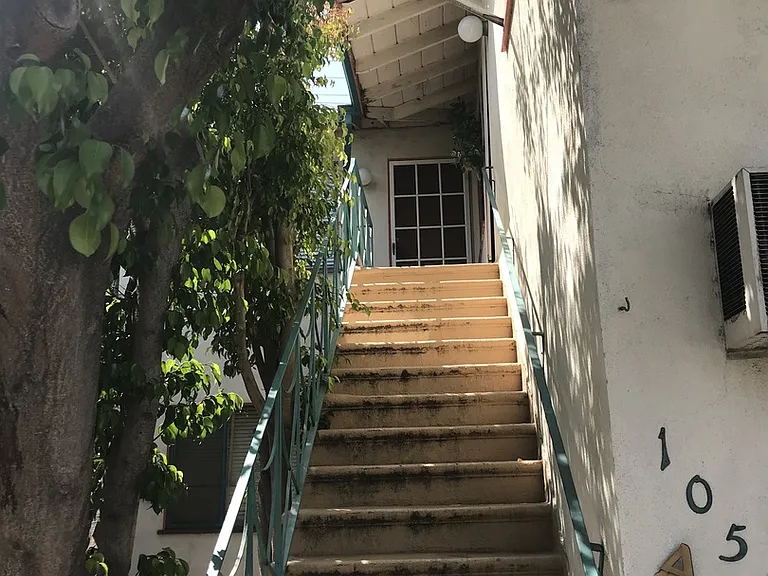 1055 Thompson Ave — Photo 2