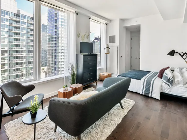 515 West 36th Street image 2 of 19