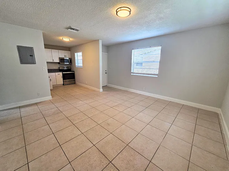 440 NW 40th Ct #4 — Photo 3