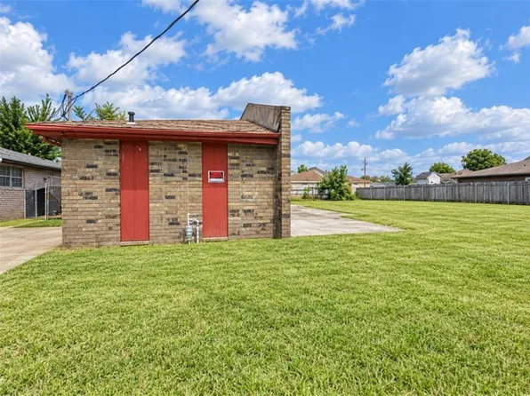 2824 Stacie Dr, Violet, LA 70092