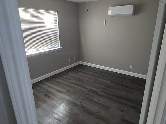 3rd image of 1418 Colima St