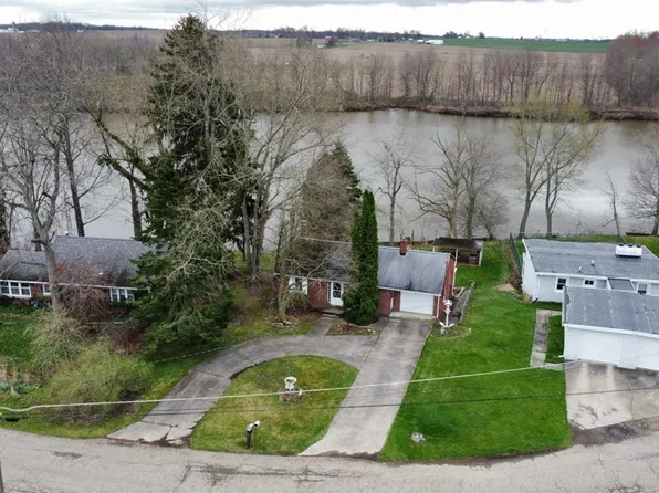 26689 N Shore Dr, Beloit, OH 44609
