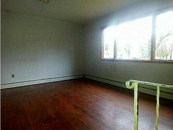 2 N WASHINGTON VALLEY RD- LIVING RM