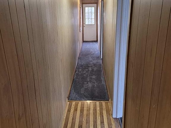 Hallway to bedrooms