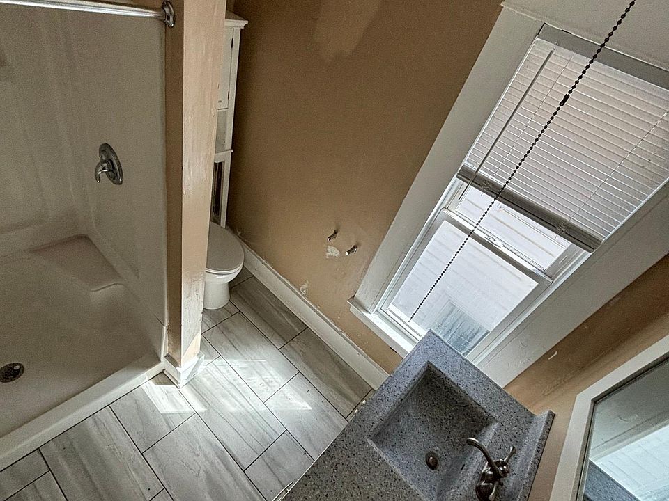 1st image of 728 Fremont Ave NW