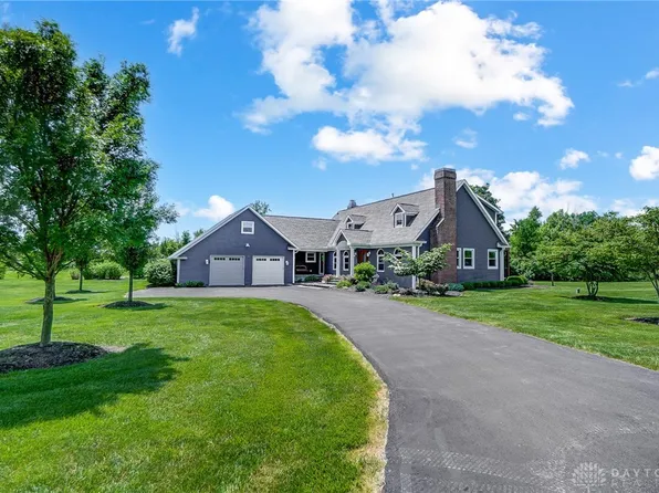 6101 Crestway Dr, Brookville, OH 45309