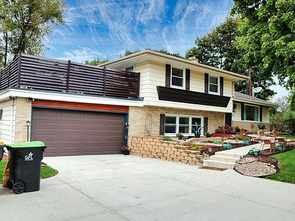 2nd image of 416 S Green Bay ROAD