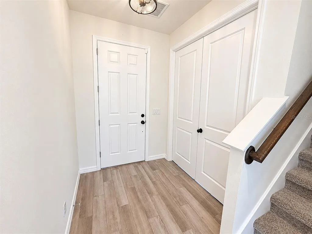 4 bed, 2.5 bath, 2420 sqft, $2,690 — Photo 3