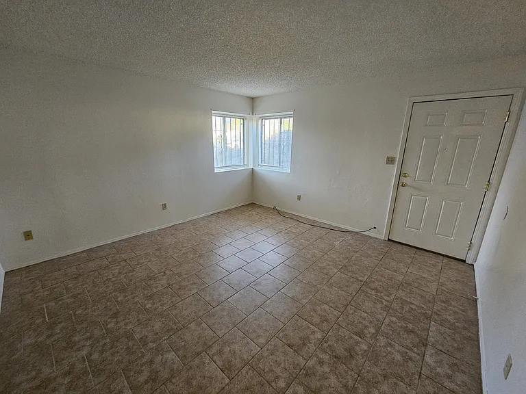 221 Lincoln Ave — Photo 2