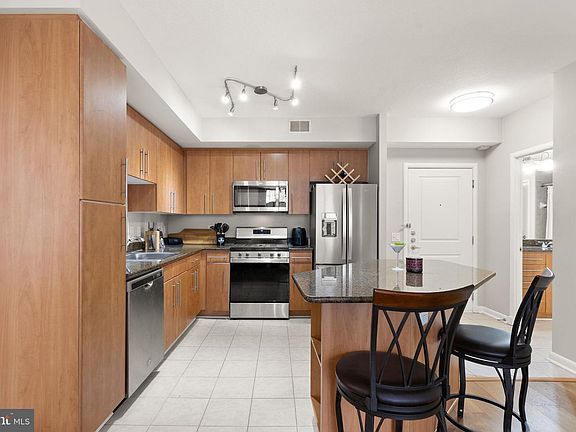 5th image of 1021 Garfield St #618