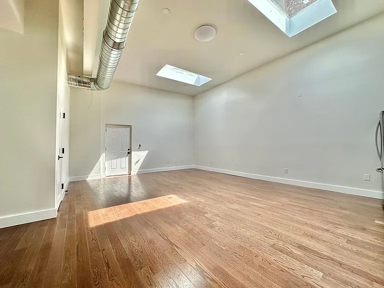 402 Crown St — Photo 6