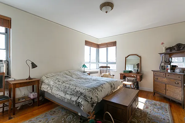 Sold by Gilbert Perez, LREB | media 32