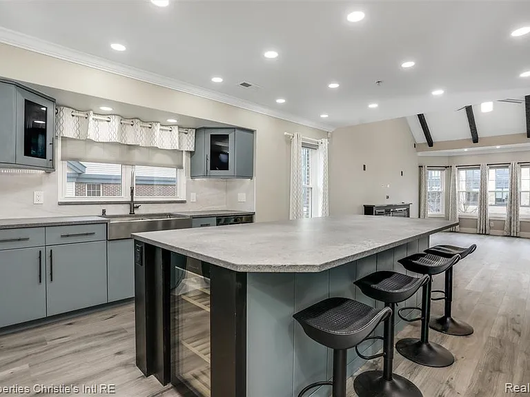 2542 Woodward Ave — Photo 10
