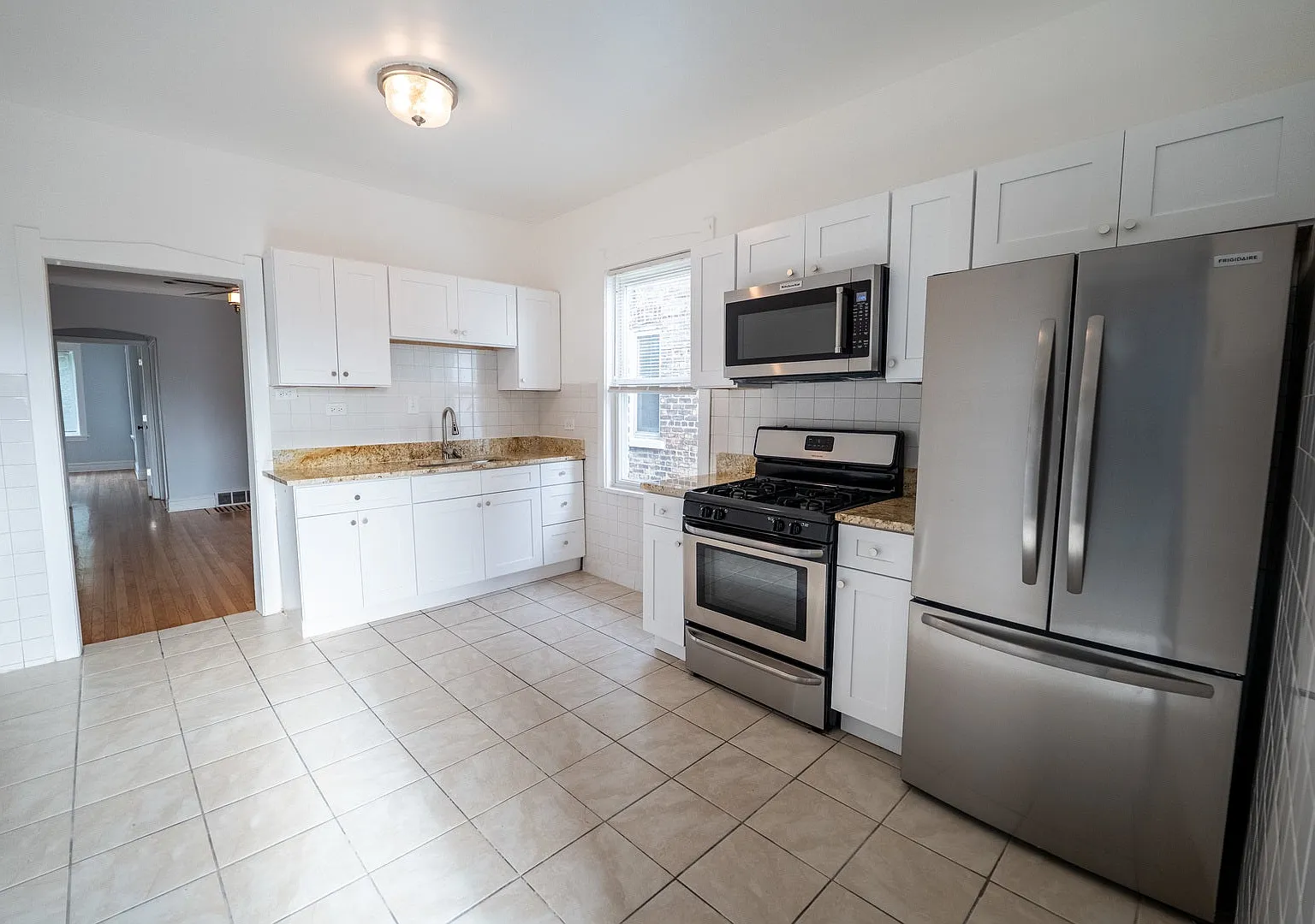 3 bed, 1.0 bath, 1300 sqft, $2,400 — Photo 2