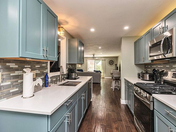 2nd image of 136 Fox Hollow Way