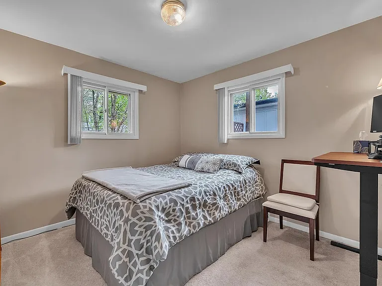 1114 N Maple Rd — Photo 4