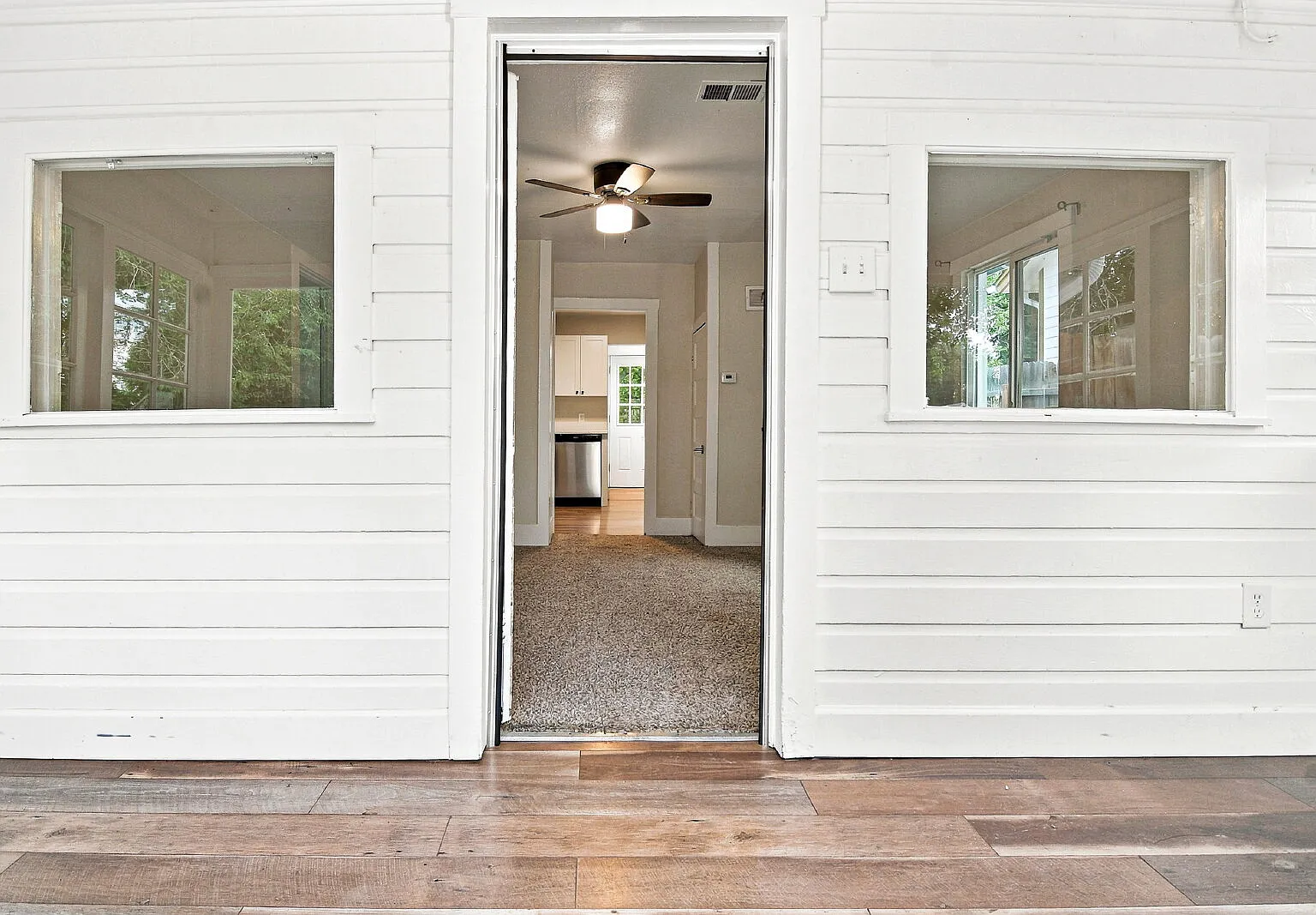 1 bed, 1.0 bath, 564 sqft, $1,496 — Photo 2