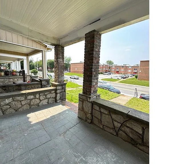2800 W Cold Spring Ln — Photo 2