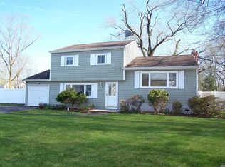 6 Windwood Rd, Bohemia, NY 11716