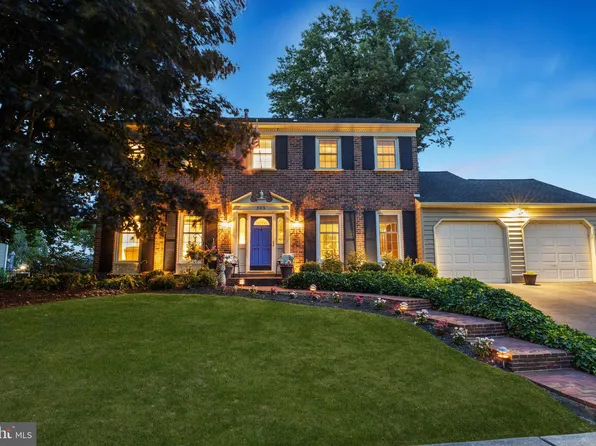 305 Maple Point Dr, Langhorne, PA 19047