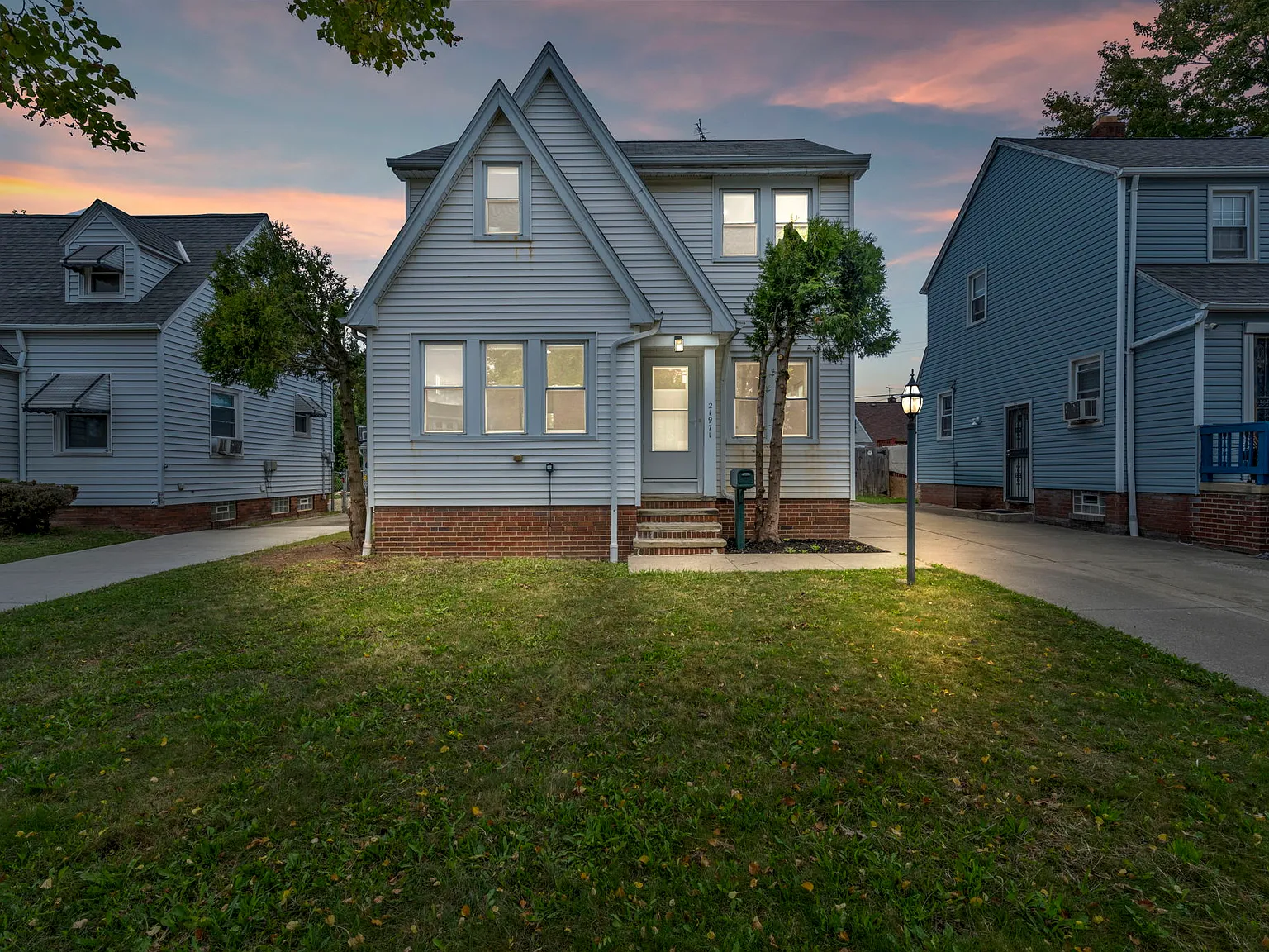 3 bed, 1356 sqft, $1,971 — Photo 2