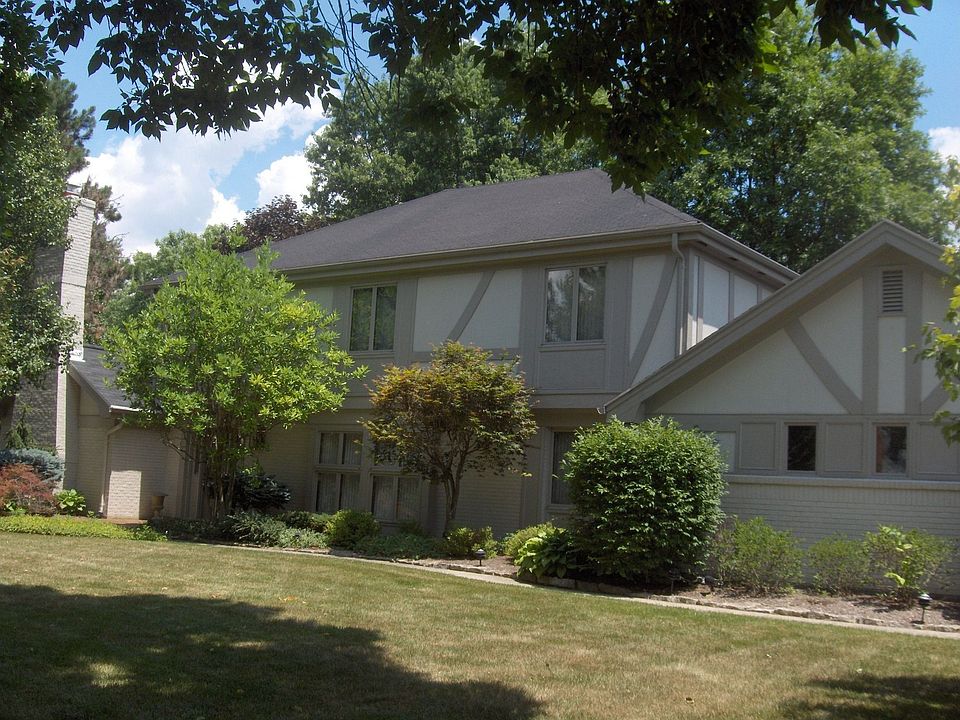 Great curb appeal. Nicely landscaped front yard. Built in sprinkler system.