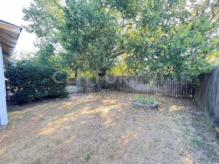 403 W Oak St — Photo 15