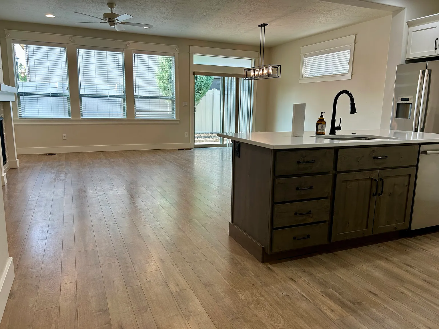 3 bed, 1702 sqft, $2,500 — Photo 4