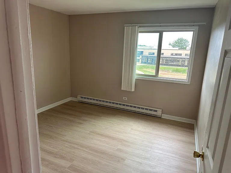 565 W Lies Rd #5 — Photo 4