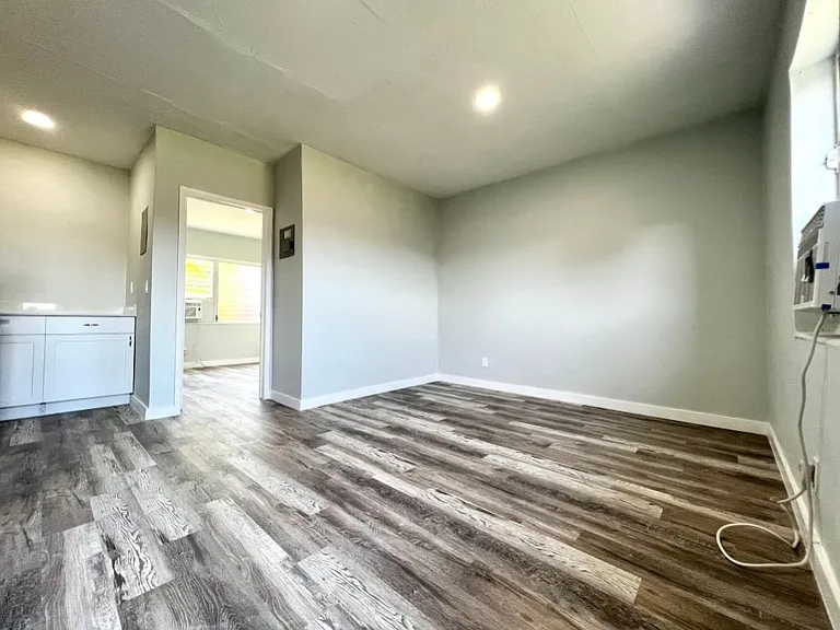 806 NW 7th Ter — Photo 12