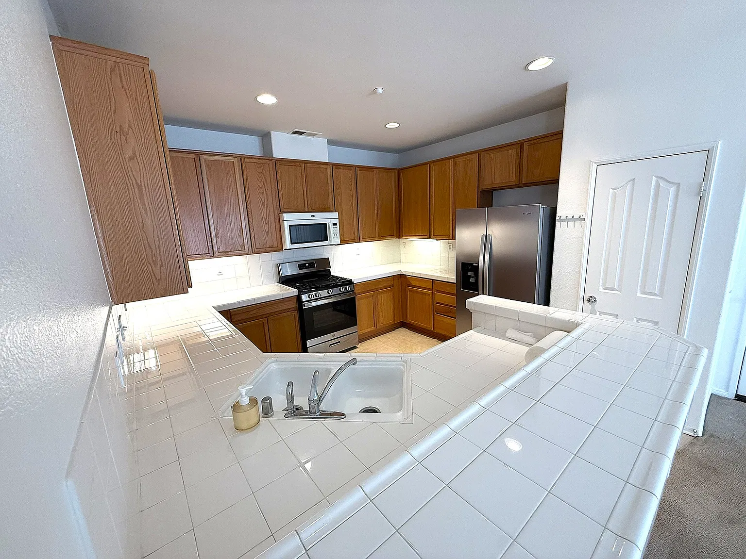 3 bed, 2.5 bath, 1964 sqft, $3,300 — Photo 4