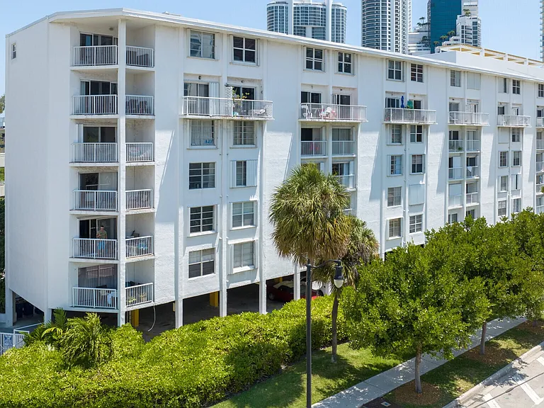 17800 Atlantic Blvd #Penthouse 1-15 — Photo 13
