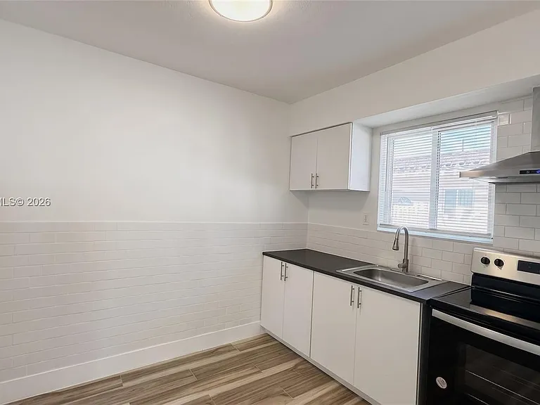 120 NE 55th St #4 — Photo 2