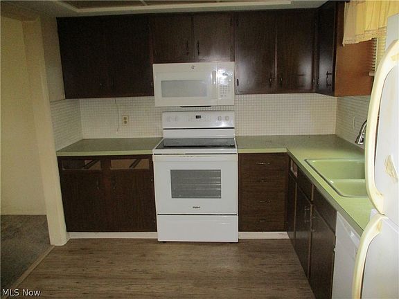 3rd image of 722 Tinkers Ln