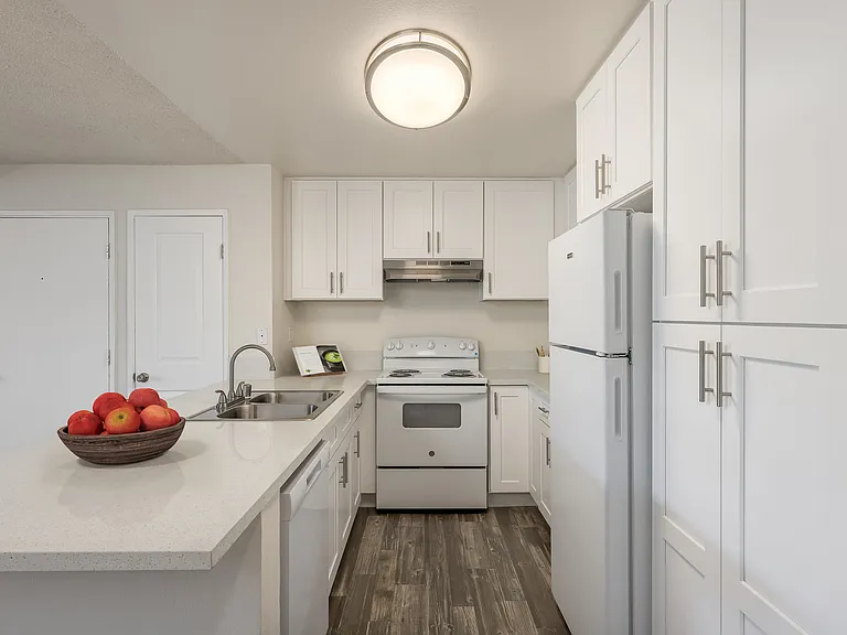 Woodbridge Apartments — Photo 10