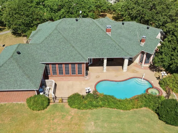 9439 Saint Johns Ct, Pilot Point, TX 76258