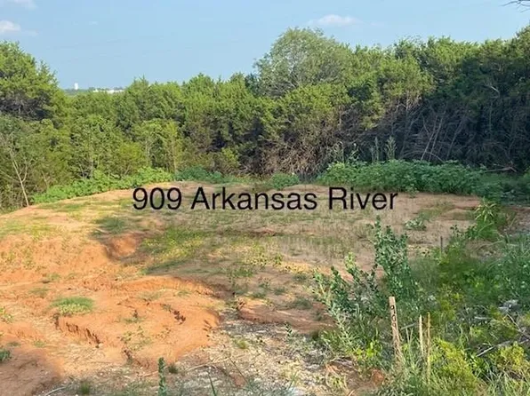 909 Arkansas River Dr, Granbury, TX 76048