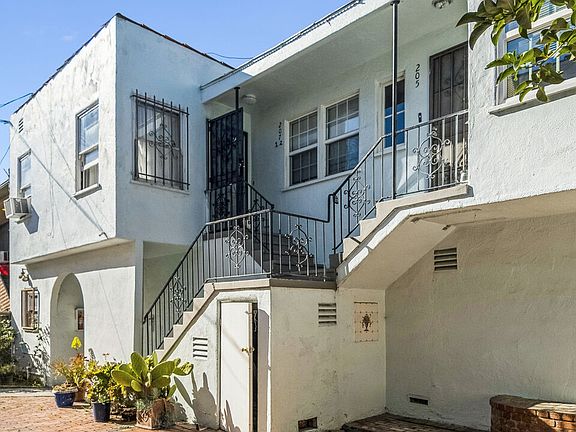 4th image of 205 S Reeves Dr