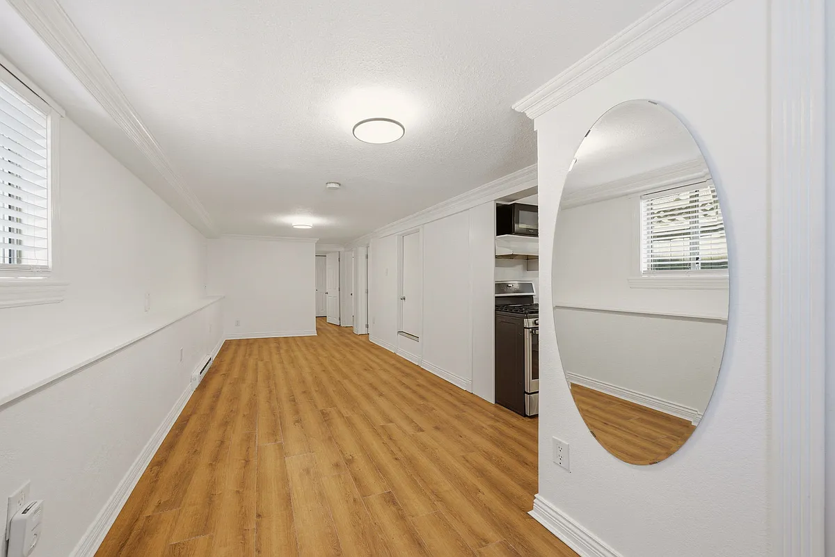 Building Photo - 524 E 12th Ave #B