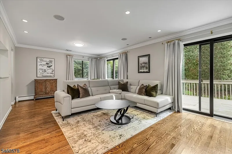 3 bed, 2.5 bath, 2500 sqft, $6,000 — Photo 3