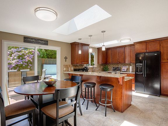 Kitchen & Eating Area