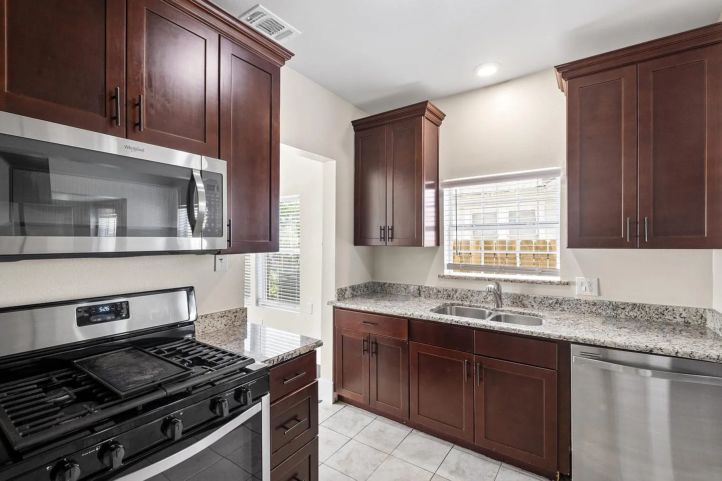 Charming Beacon Hill home with large private backyard — Photo 4